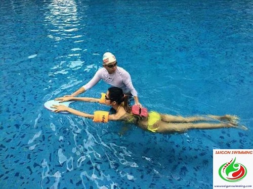 Học bơi dưới sự hướng dẫn của huấn luyện viên tại trung tâm Sài Gòn Swimming